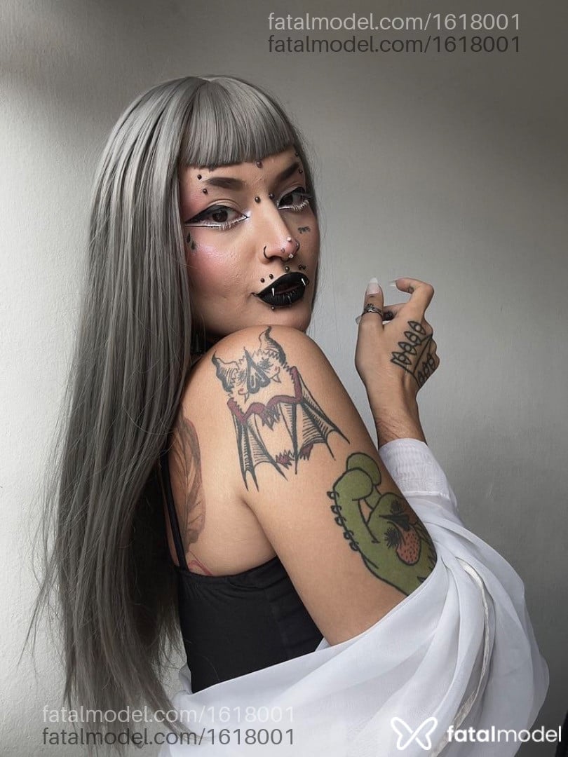 Acompanhante mulher com cabelo colorido de olhos castanhos - Mistress Michi