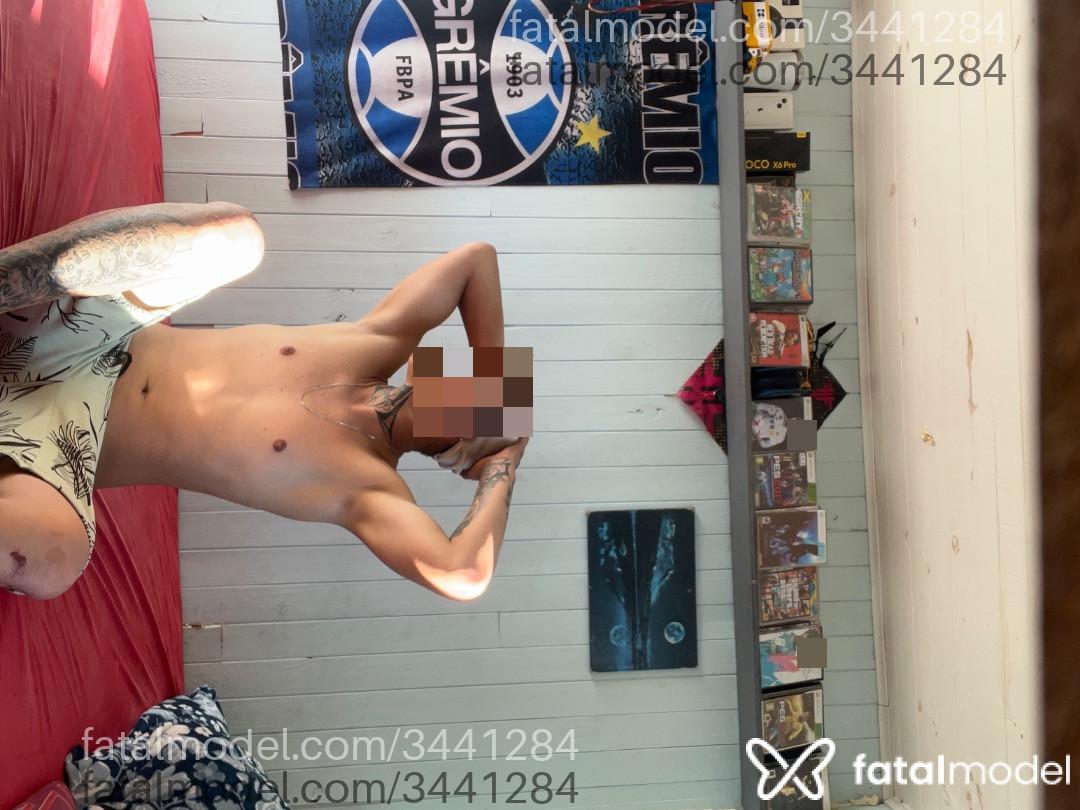 Acompanhante homem com cabelo grisalho de olhos castanhos - Alemão Acompanhante homem com cabelo grisalho de olhos castanhos - Alemão