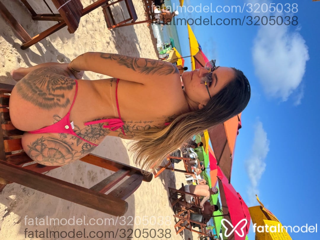 Acompanhante mulher loira (o) de olhos castanhos - Bellynha