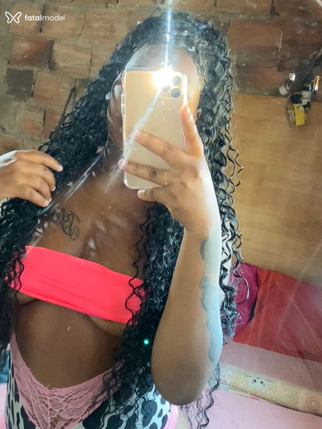 Acompanhante mulher morena (o) de olhos pretos - Morena Acompanhante mulher morena (o) de olhos pretos - Morena