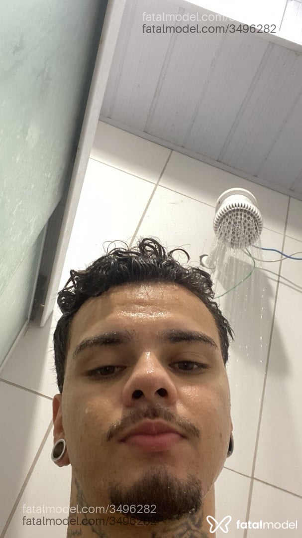 Acompanhante homem com cabelo castanho de olhos verdes - Leonardo