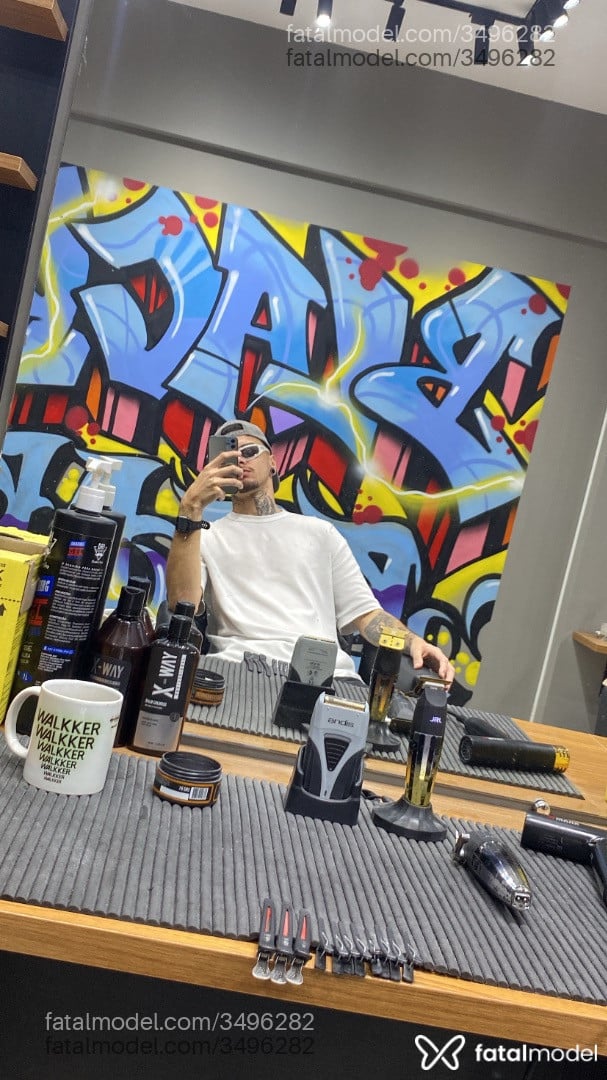 Acompanhante homem com cabelo castanho de olhos verdes - Leonardo