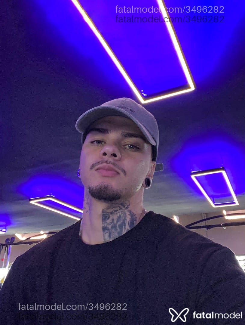 Acompanhante homem com cabelo castanho de olhos verdes - Leonardo