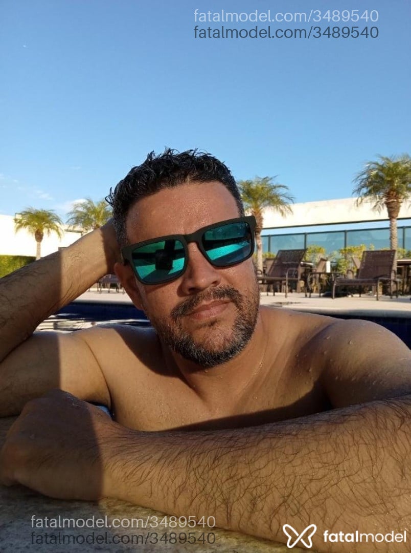 Acompanhante homem com cabelo grisalho de olhos verdes - Bombeiroaph Acompanhante homem com cabelo grisalho de olhos verdes - Bombeiroaph
