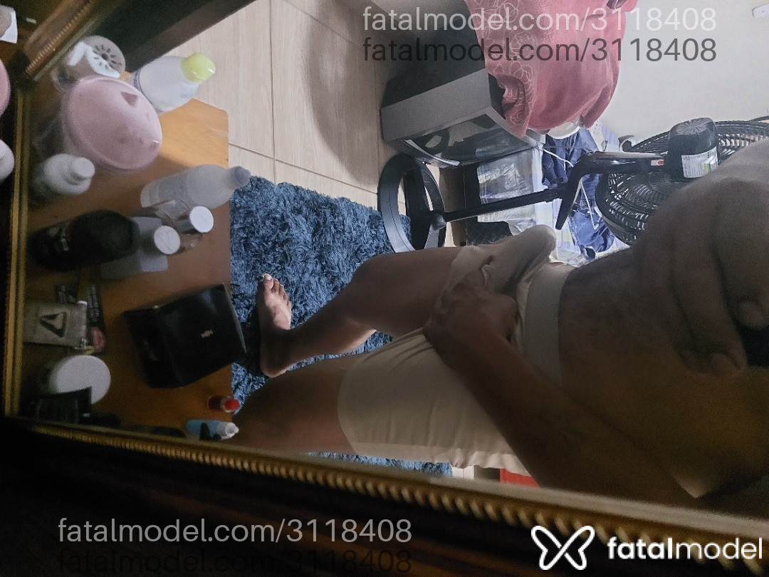 Acompanhante homem com cabelo grisalho de olhos pretos - Diob
