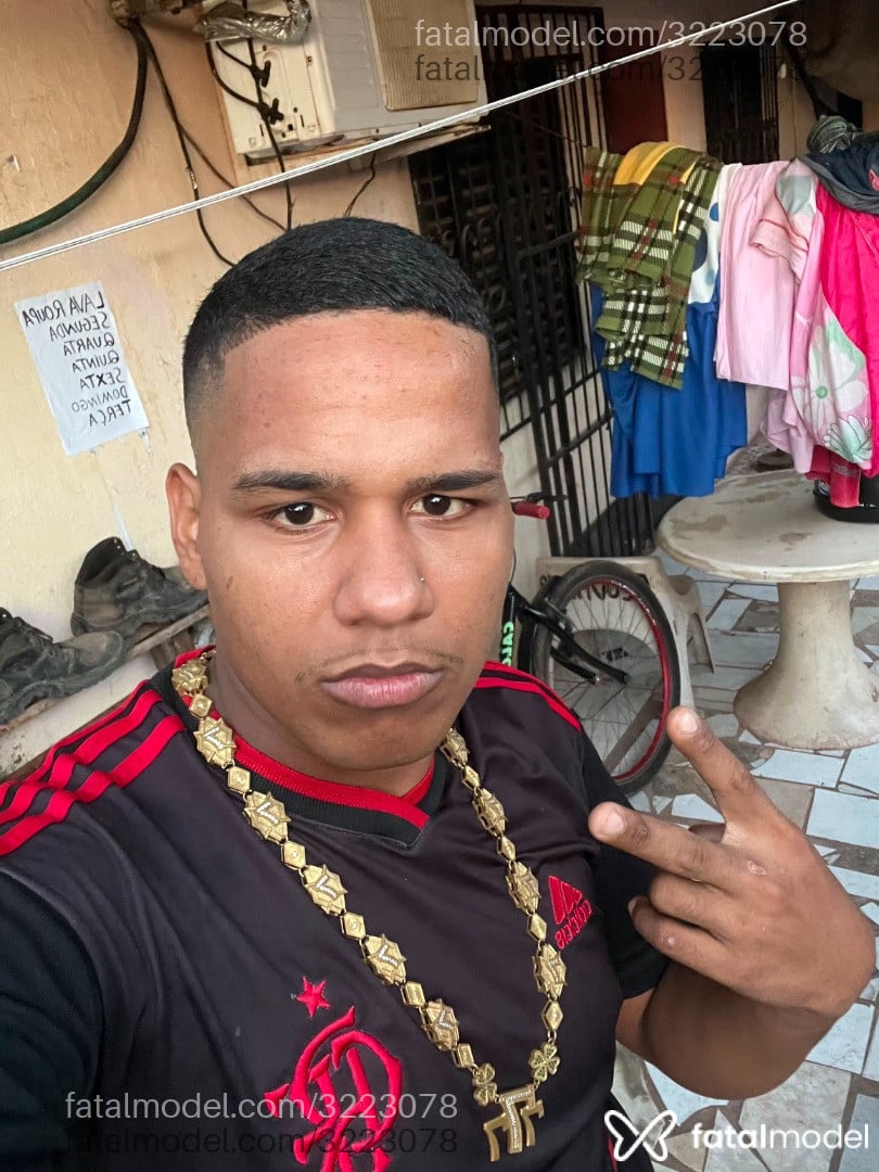 Acompanhante homem com cabelo castanho de olhos castanhos - Superchoque