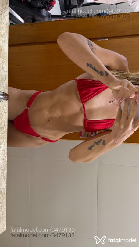 Acompanhante mulher com cabelo colorido de olhos castanhos - Bruna