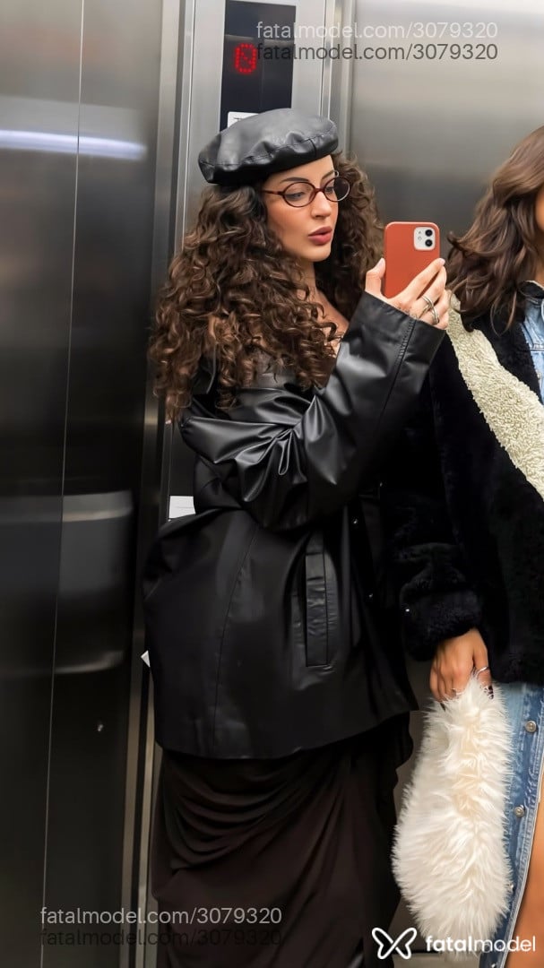 Acompanhante mulher morena (o) de olhos mel - Helena