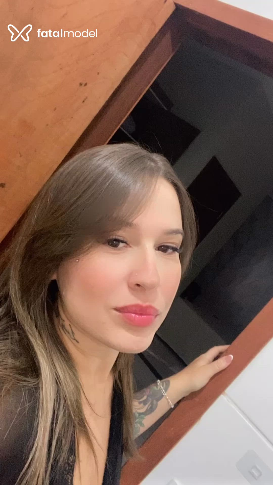 Acompanhante mulher loira (o) de olhos castanhos - Juliana Goiana