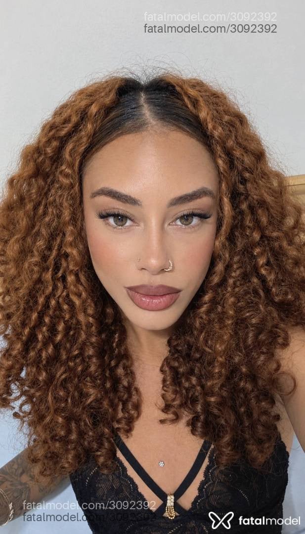 Acompanhante mulher com cabelo castanho de olhos verdes - Bárbara