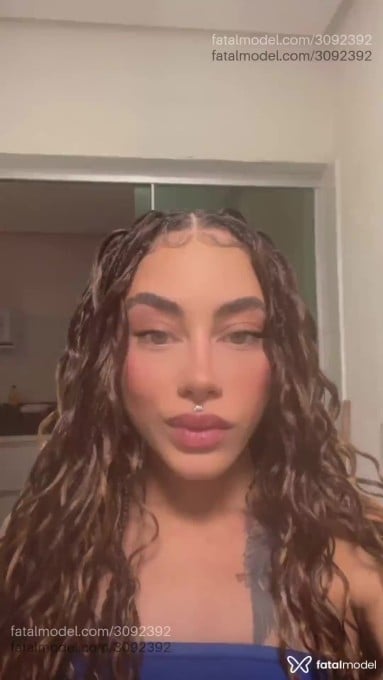 Acompanhante mulher com cabelo castanho de olhos verdes em Nova Serrana - Bárbara