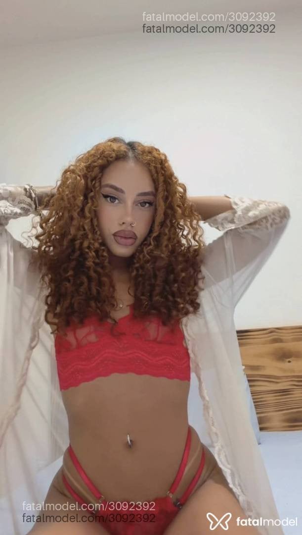 Acompanhante mulher com cabelo castanho de olhos verdes - Bárbara