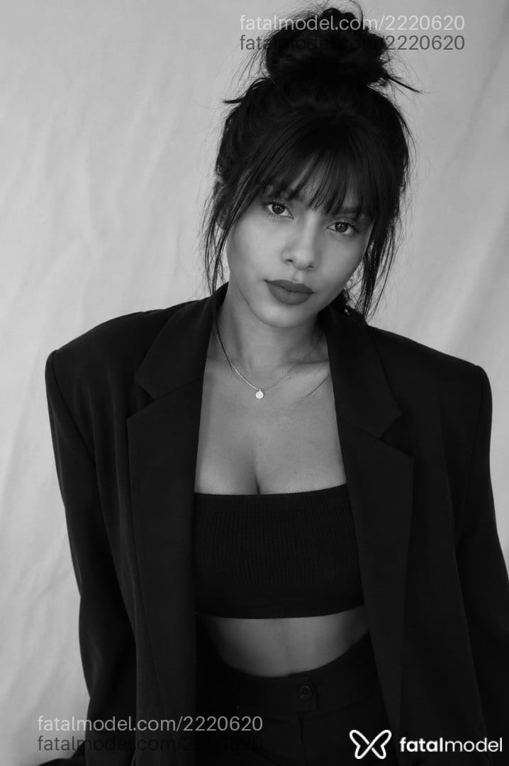 Acompanhante mulher morena (o) de olhos castanhos - Paola Sterling