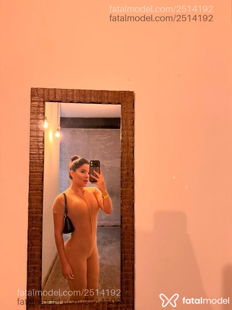 Acompanhante mulher morena (o) de olhos pretos - Angeline Acompanhante mulher morena (o) de olhos pretos - Angeline