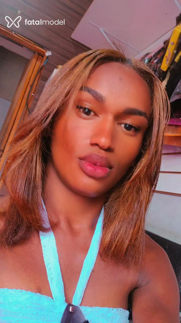 Acompanhante mulher trans morena (o) de olhos cinza - Yasmin