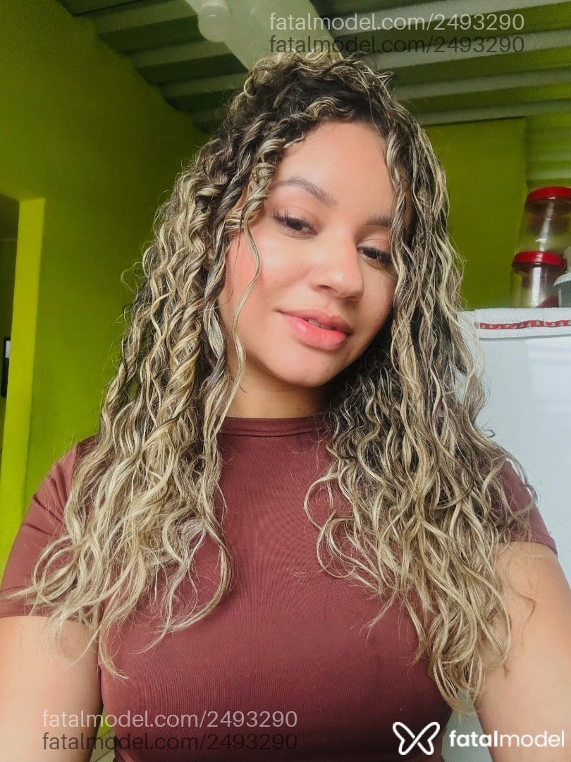 Acompanhante mulher loira (o) de olhos castanhos - Gabriela