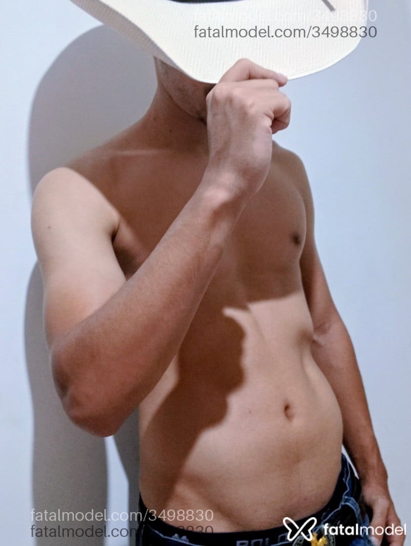Acompanhante homem com cabelo castanho de olhos pretos - Lucca