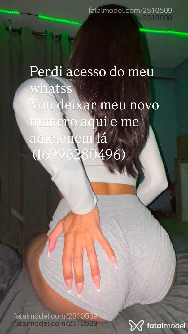 Acompanhante mulher trans com cabelo castanho de olhos castanhos - Emily