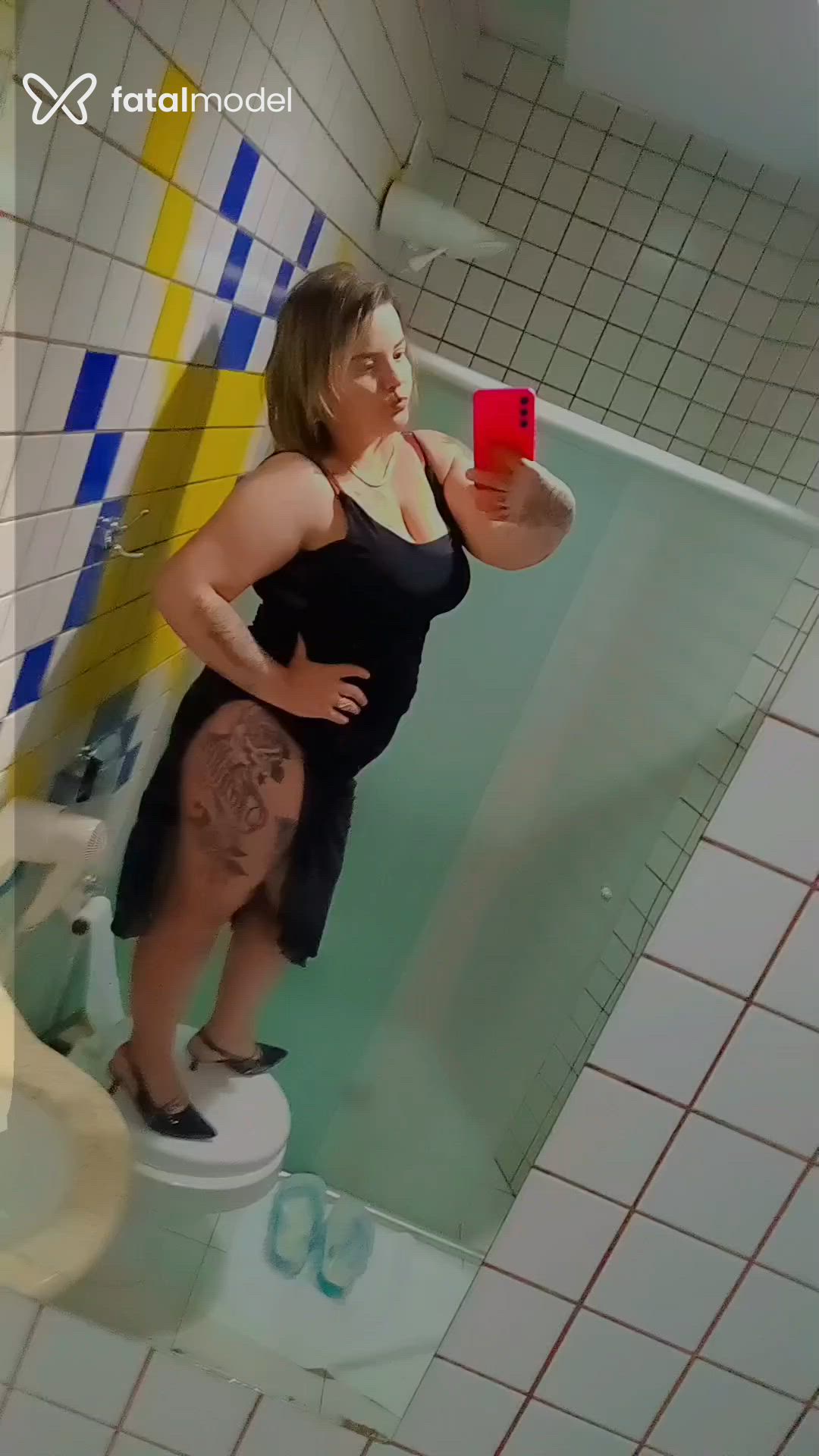 Acompanhante mulher loira (o) de olhos castanhos - Morena
