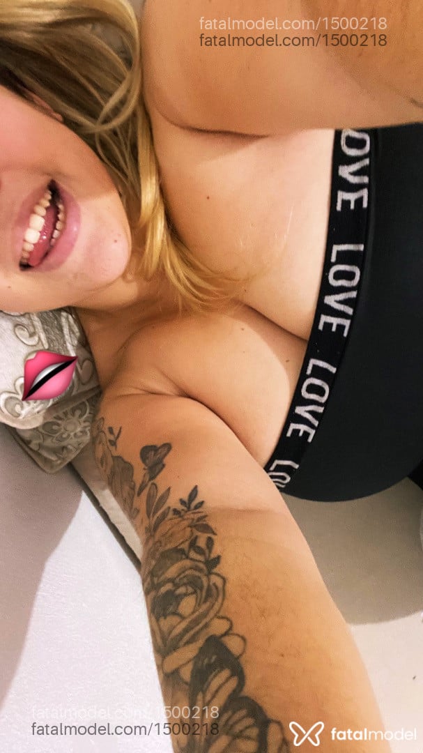 Acompanhante mulher loira (o) de olhos mel - Scarlett