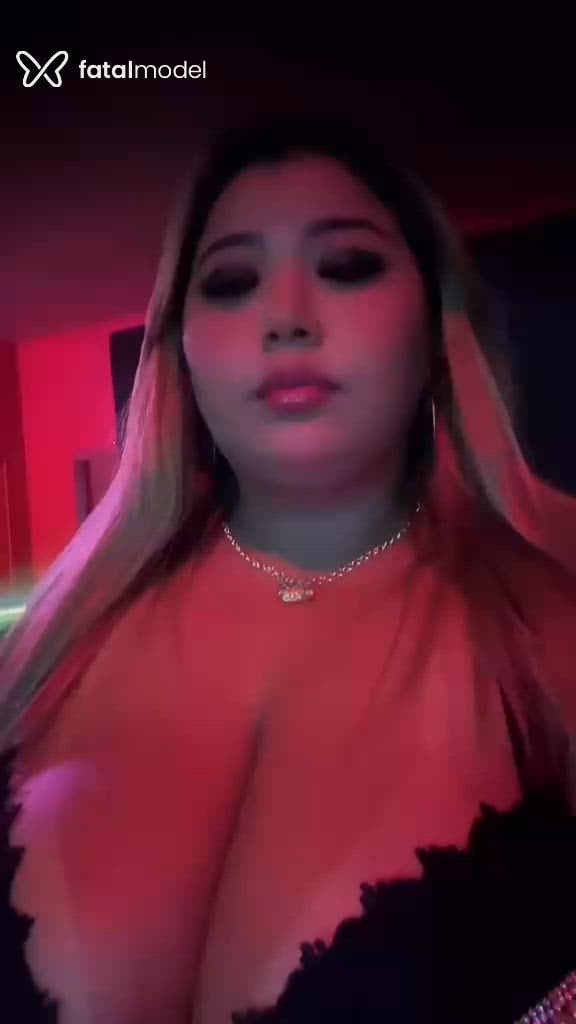 Acompanhante mulher loira (o) de olhos castanhos - Lanny