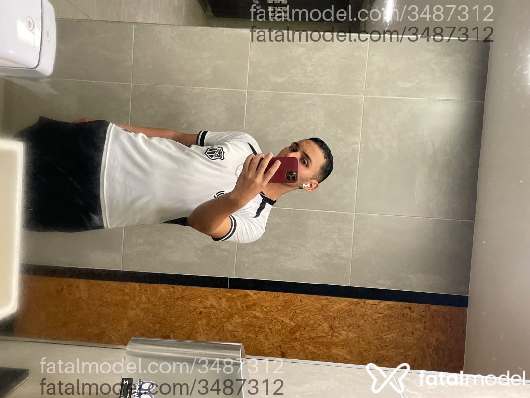 Acompanhante homem com cabelo castanho de olhos castanhos - Barão
