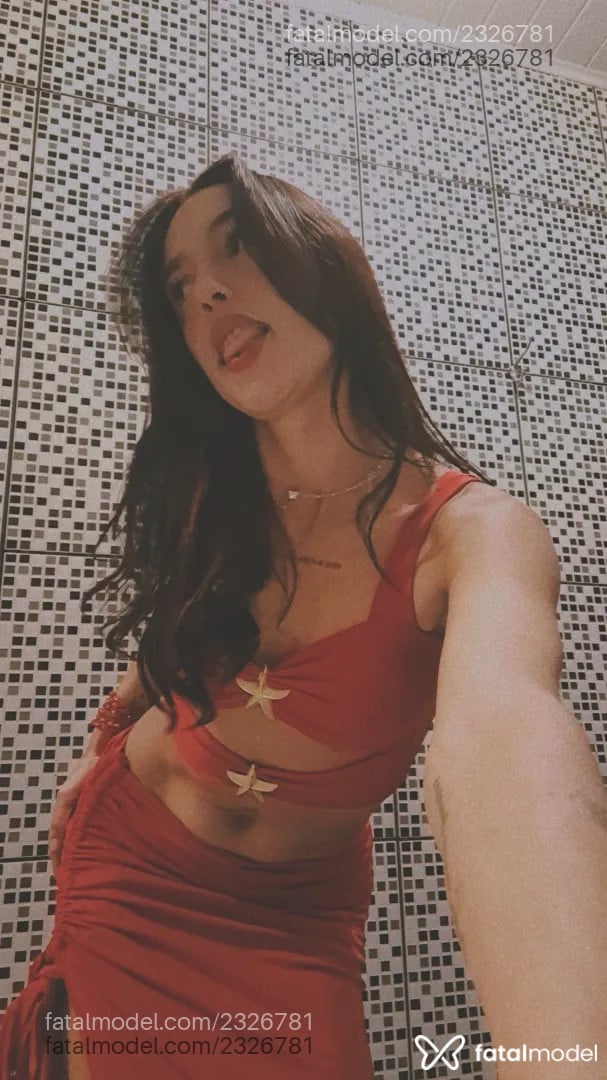 Acompanhante mulher com cabelo castanho de olhos castanhos - Júlia Alves