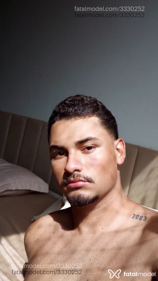 Acompanhante homem com cabelo castanho de olhos pretos - Maxuel