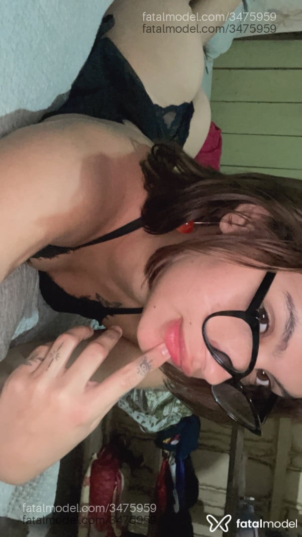 Acompanhante mulher com cabelo castanho de olhos castanhos - Thays