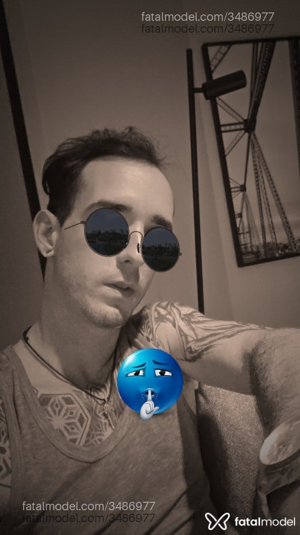 Acompanhante homem com cabelo castanho de olhos verdes - Reymel