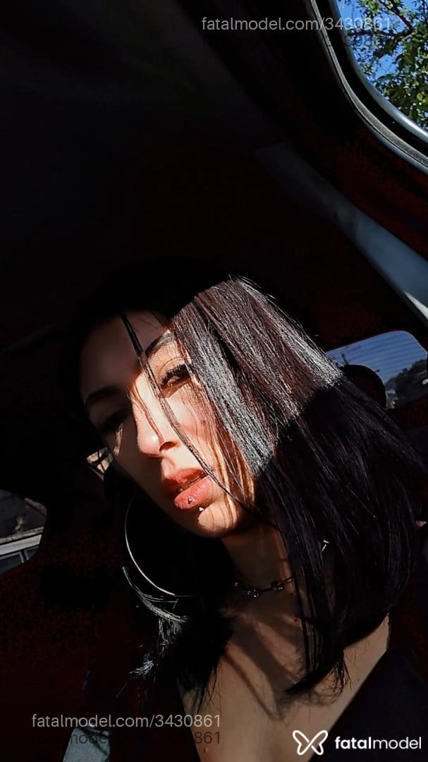 Acompanhante mulher morena (o) de olhos mel - Bella Weed Acompanhante mulher morena (o) de olhos mel - Bella Weed