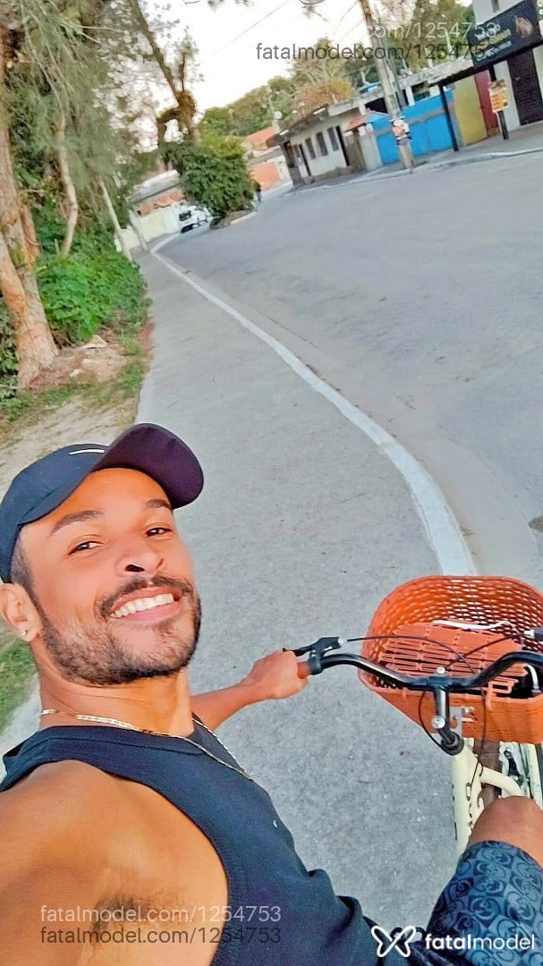 Acompanhante homem com cabelo castanho de olhos castanhos - Howts