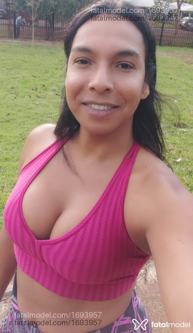 Acompanhante mulher trans com cabelo castanho de olhos castanhos - Valéria