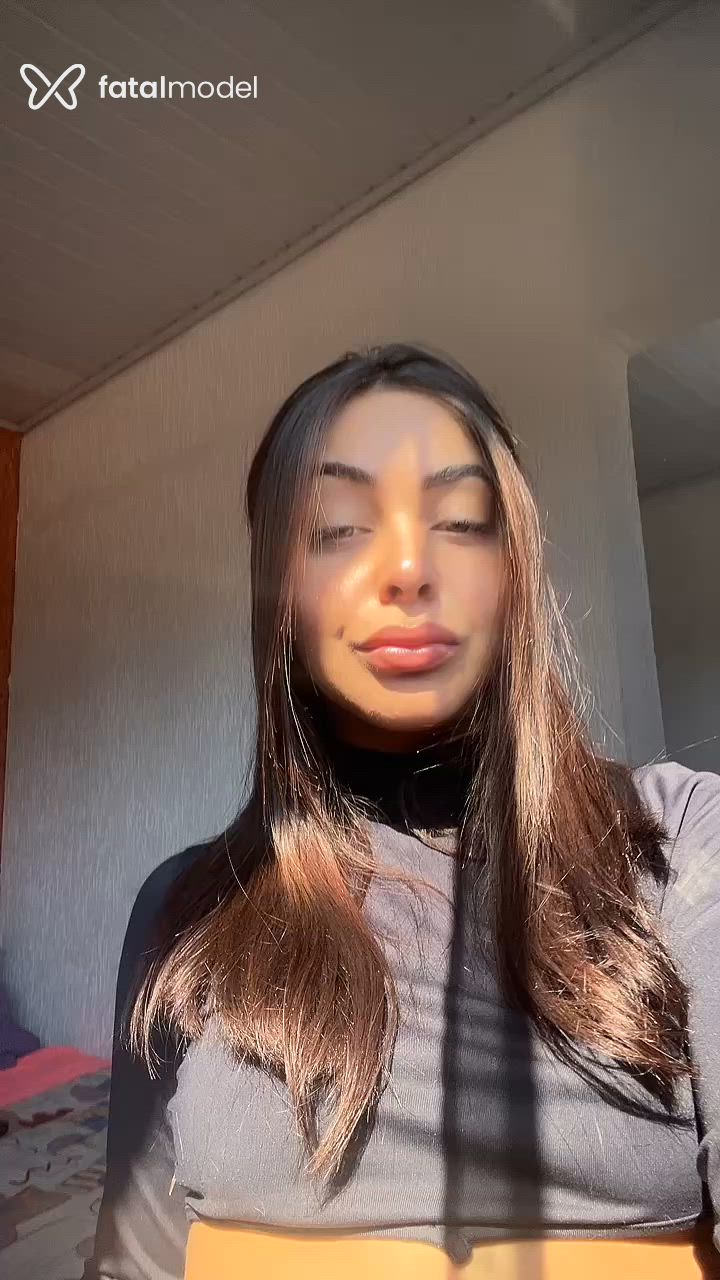 Acompanhante mulher com cabelo castanho de olhos mel - Melzinhaa