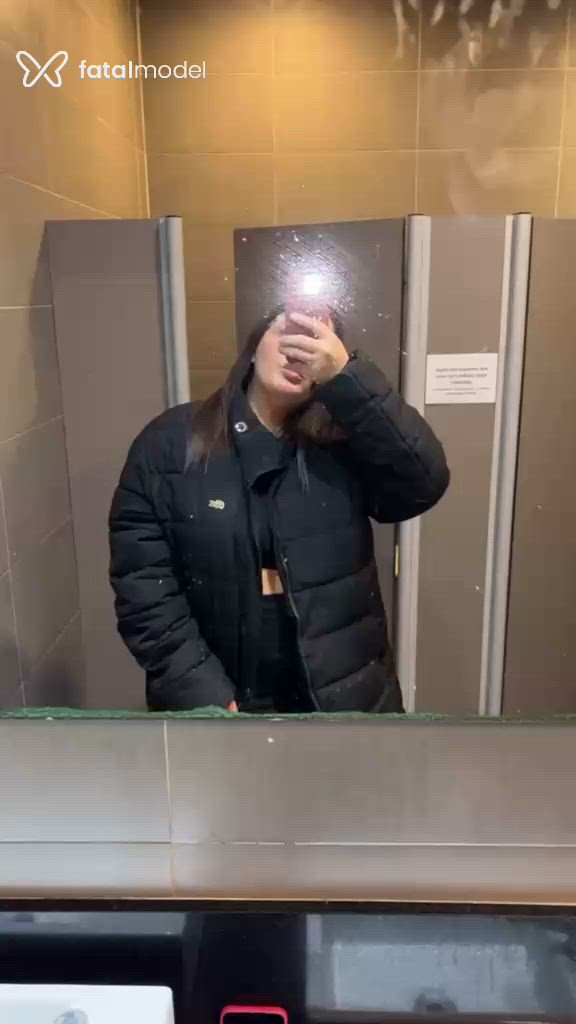 Acompanhante mulher com cabelo castanho de olhos castanhos - Juu