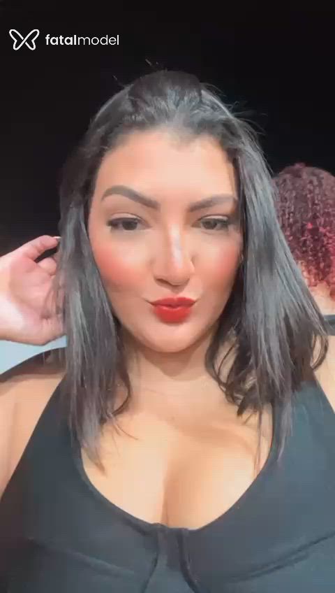 Acompanhante mulher com cabelo castanho de olhos castanhos - Juu