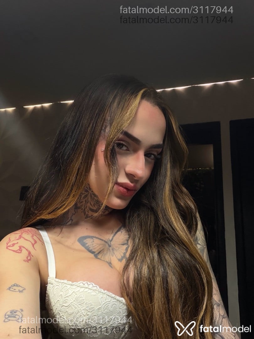 Acompanhante mulher trans com cabelo castanho de olhos mel - Stella Raven