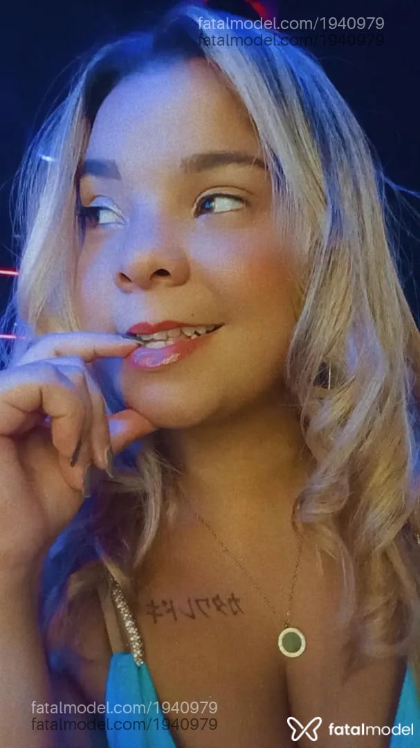 Acompanhante mulher com cabelo castanho de olhos mel - Gabi