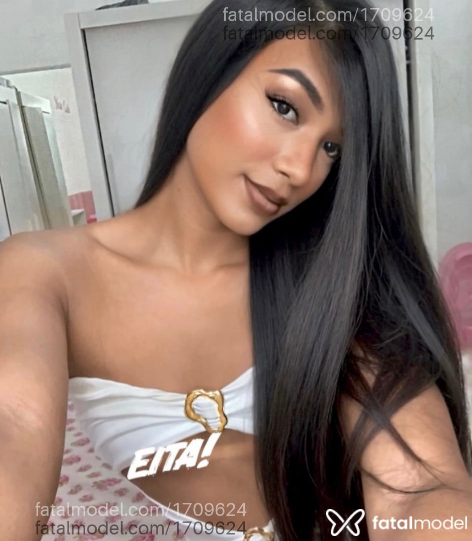 Acompanhante mulher trans morena (o) de olhos pretos - Kira