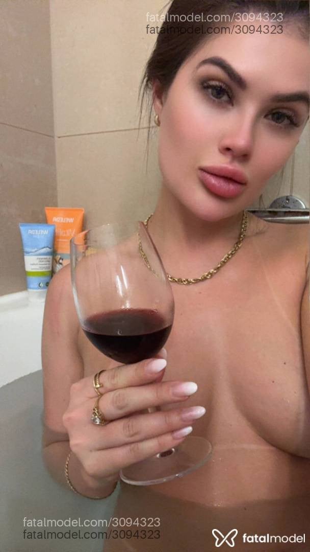 Acompanhante mulher com cabelo castanho de olhos verdes - Nicole