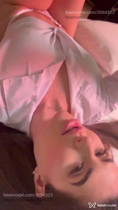Acompanhante mulher com cabelo castanho de olhos verdes - Nicole