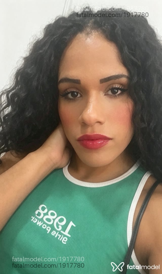 Acompanhante mulher trans com cabelo castanho de olhos pretos - Ramona