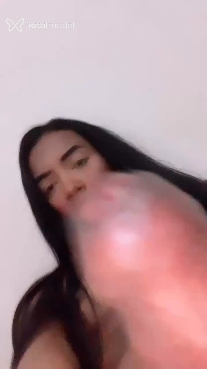 Acompanhante mulher trans morena (o) de olhos pretos - Kira