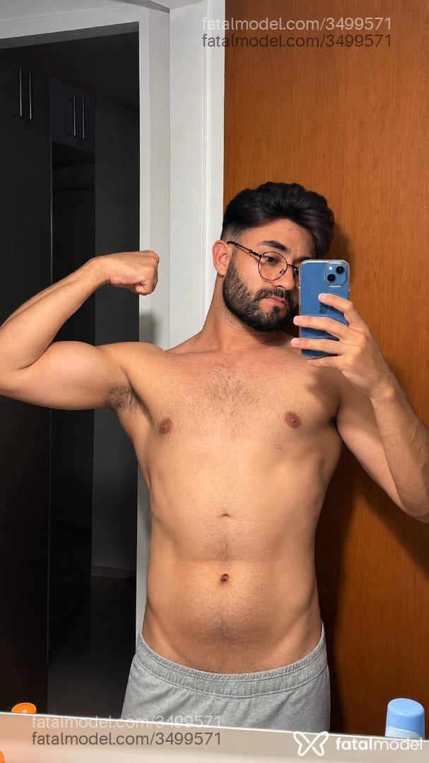 Acompanhante homem com cabelo castanho de olhos castanhos - Renato