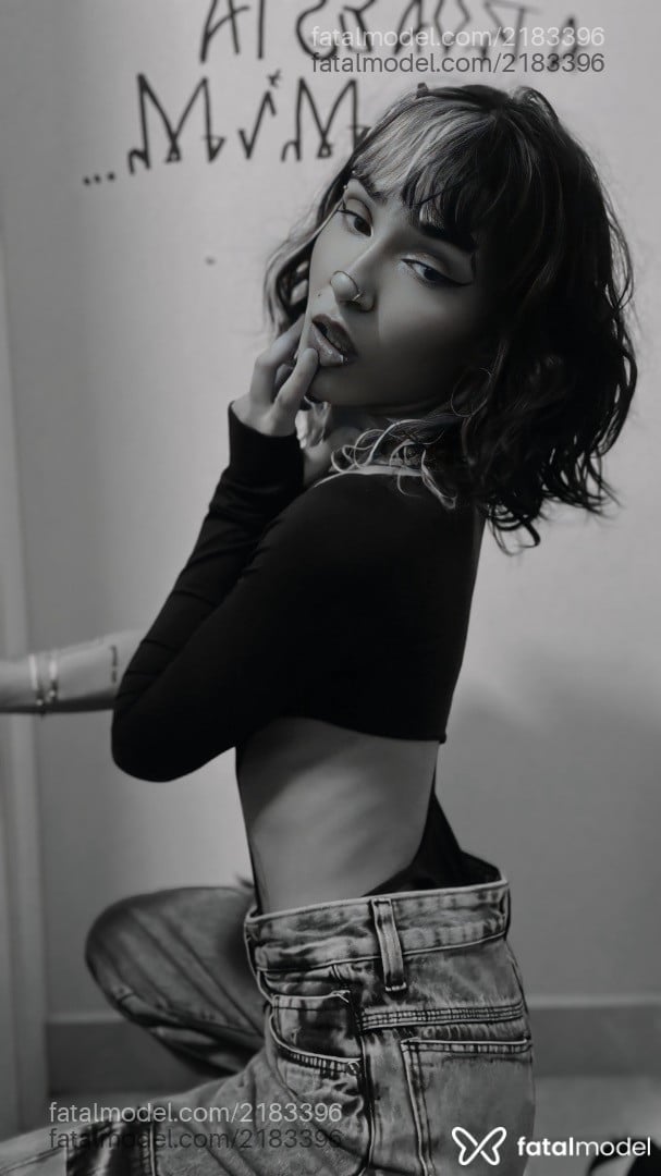 Acompanhante mulher morena (o) de olhos cinza - Jade Grespan