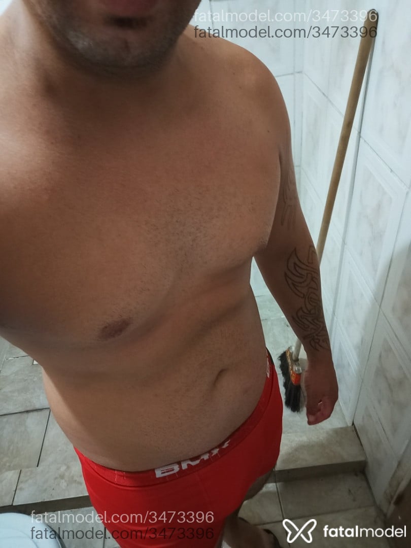 Acompanhante homem sem cabelo de olhos castanhos - Coringa
