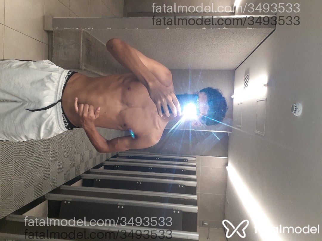Acompanhante homem com cabelo castanho de olhos castanhos - Ribeiro