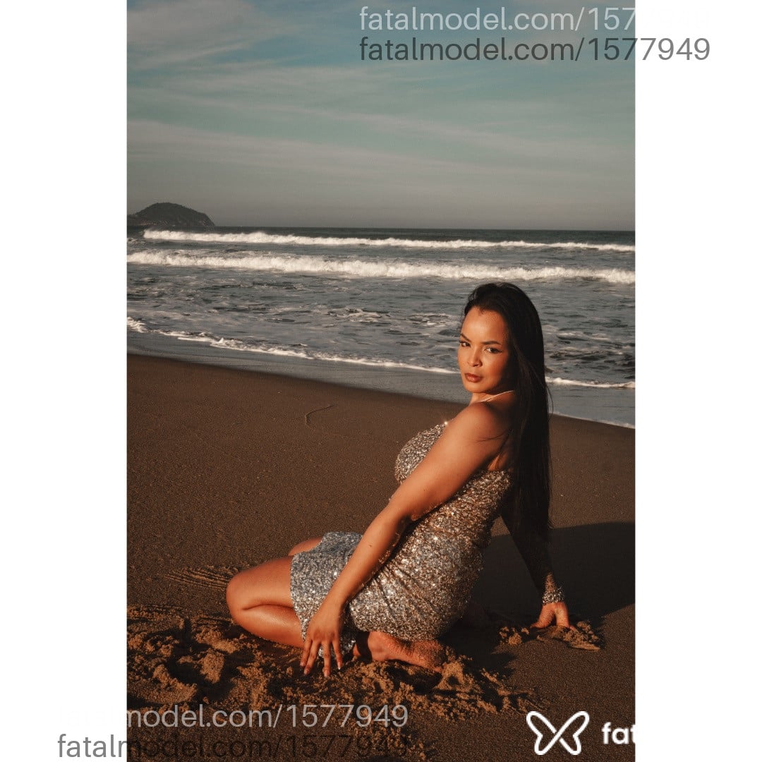 Acompanhante mulher morena (o) de olhos pretos - Heloísa Viana