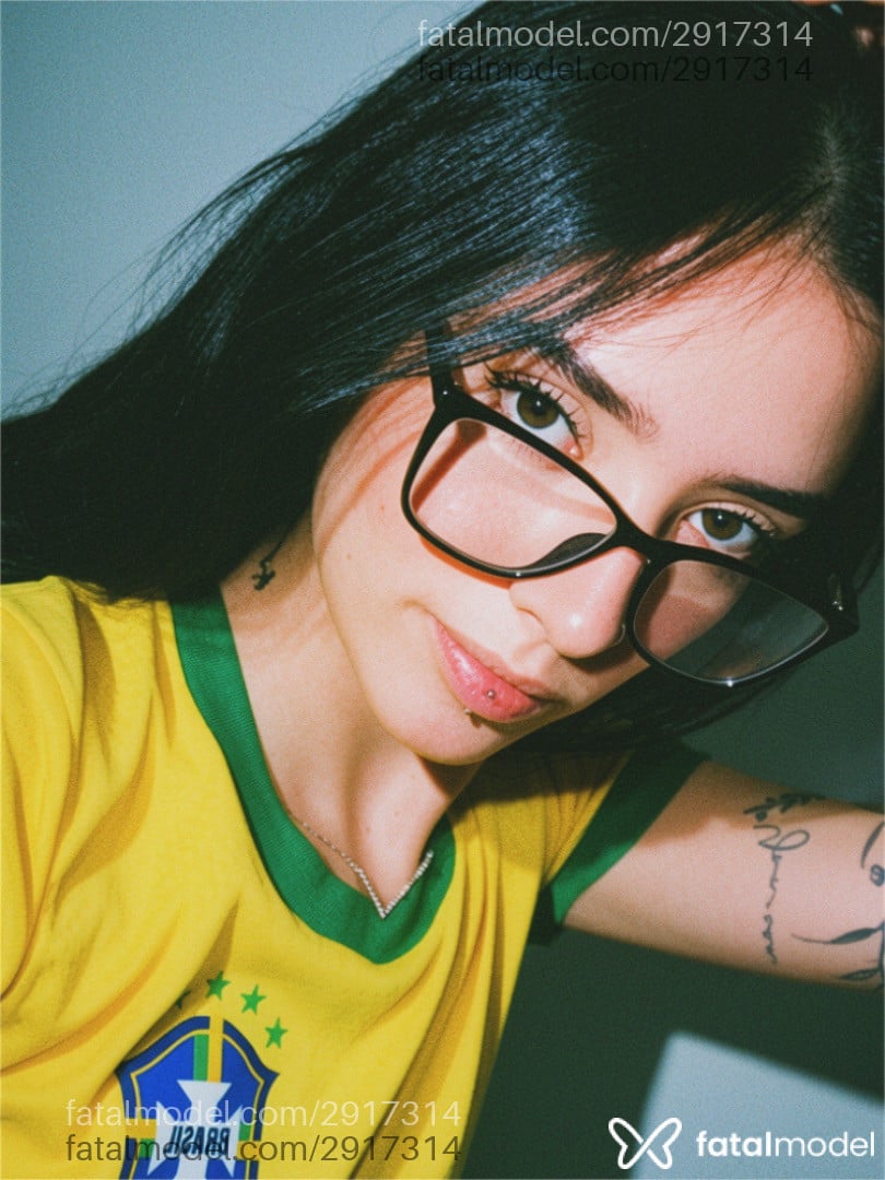 Acompanhante mulher morena (o) de olhos mel - Larissa Acompanhante mulher morena (o) de olhos mel - Larissa