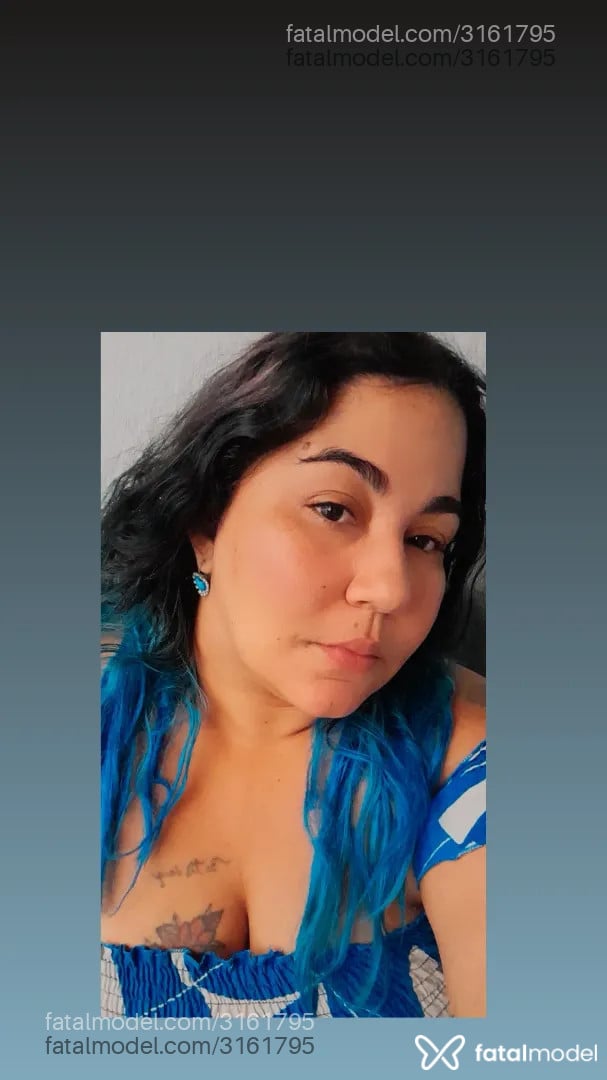 Acompanhante mulher com cabelo colorido de olhos castanhos - Beatriz Sales